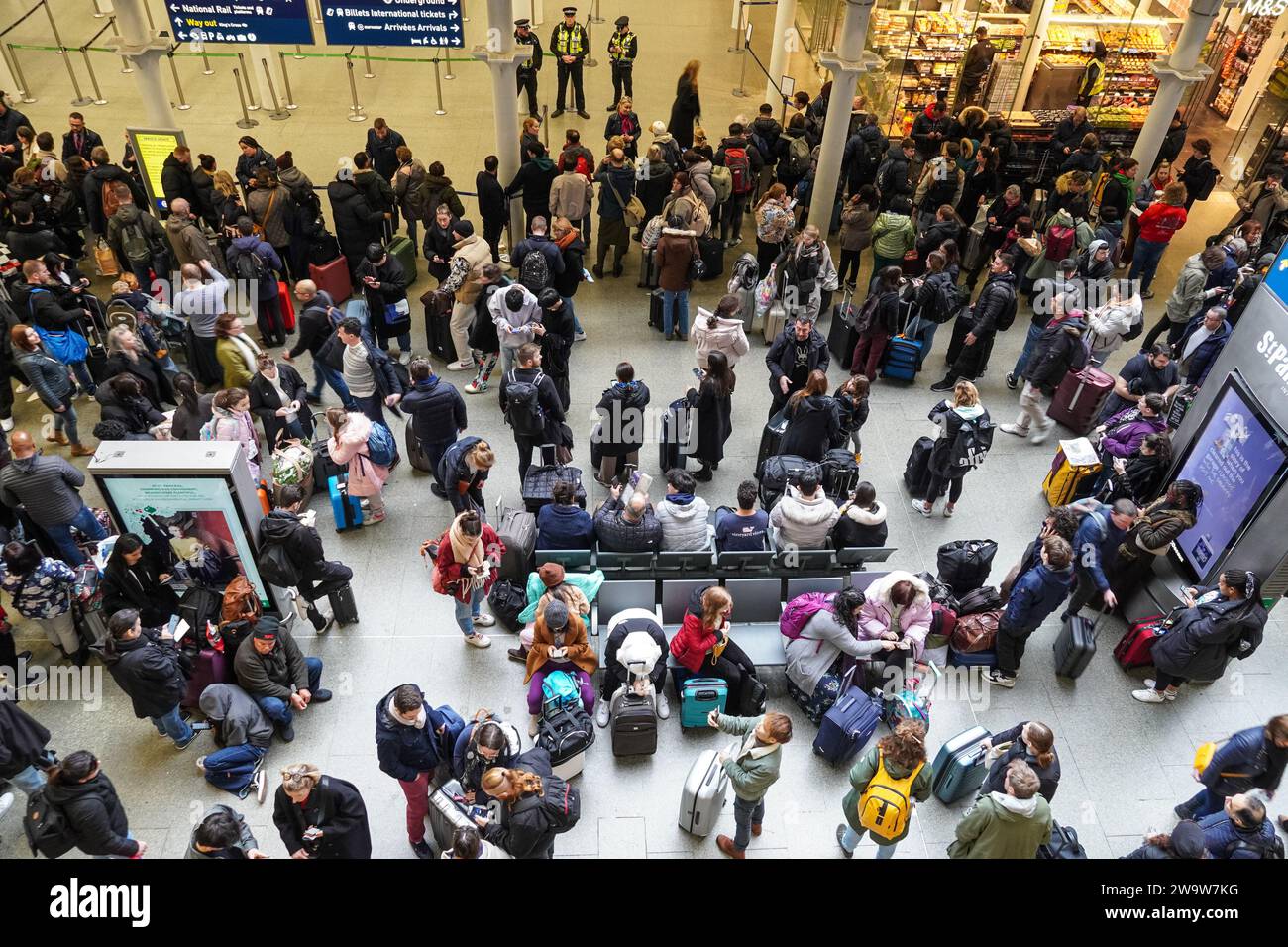 Londra, Regno Unito. 30 dicembre 2023. I passeggeri sono rimasti bloccati a St Pancras International a Londra, dato che l'Eurostar ha cancellato tutti i treni di oggi a causa delle inondazioni nel tunnel del Tamigi. Crediti: Marcin Rogozinski/Alamy Live News Foto Stock