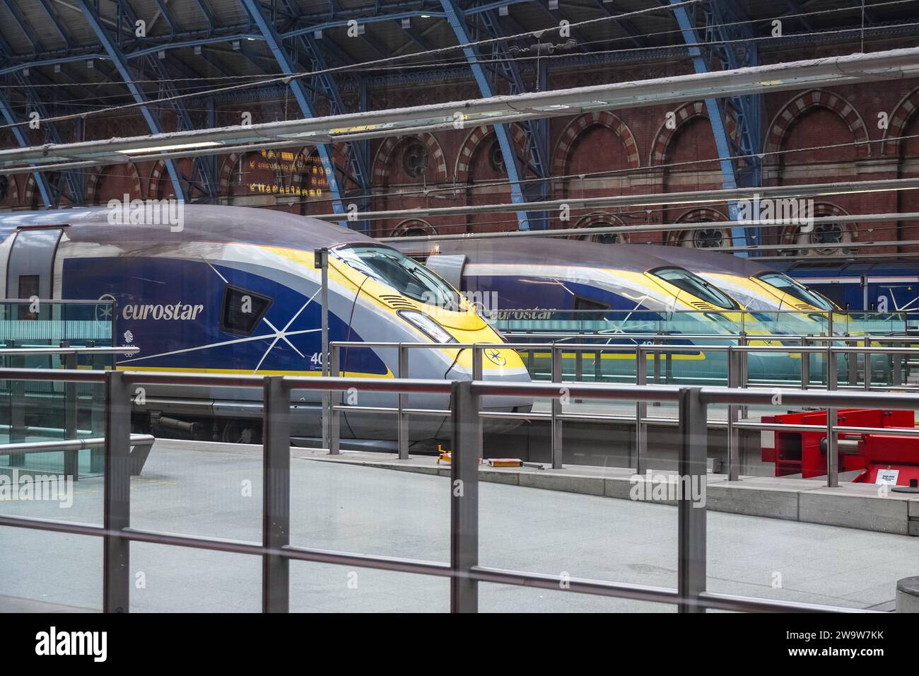 Londra, Regno Unito. 30 dicembre 2023. I passeggeri sono rimasti bloccati a St Pancras International a Londra, dato che l'Eurostar ha cancellato tutti i treni di oggi a causa delle inondazioni nel tunnel del Tamigi. Crediti: Marcin Rogozinski/Alamy Live News Foto Stock