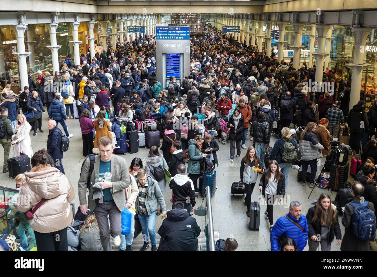 Londra, Regno Unito. 30 dicembre 2023. I passeggeri sono rimasti bloccati a St Pancras International a Londra, dato che l'Eurostar ha cancellato tutti i treni di oggi a causa delle inondazioni nel tunnel del Tamigi. Crediti: Marcin Rogozinski/Alamy Live News Foto Stock
