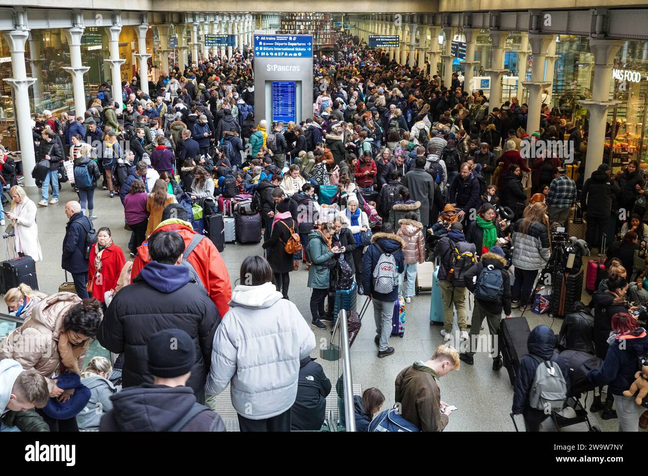 Londra, Regno Unito. 30 dicembre 2023. I passeggeri sono rimasti bloccati a St Pancras International a Londra, dato che l'Eurostar ha cancellato tutti i treni di oggi a causa delle inondazioni nel tunnel del Tamigi. Crediti: Marcin Rogozinski/Alamy Live News Foto Stock