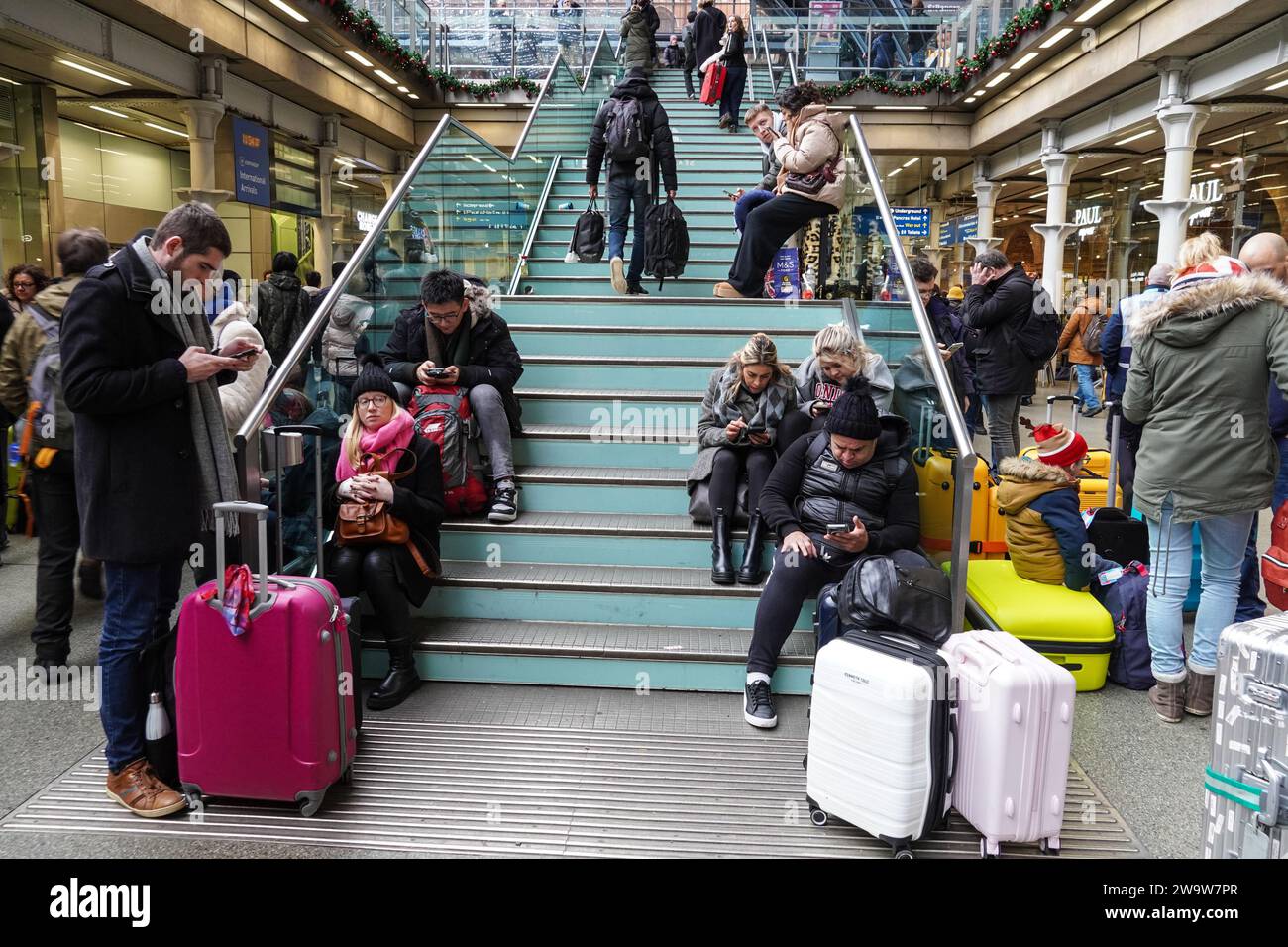 Londra, Regno Unito. 30 dicembre 2023. I passeggeri sono rimasti bloccati a St Pancras International a Londra, dato che l'Eurostar ha cancellato tutti i treni di oggi a causa delle inondazioni nel tunnel del Tamigi. Crediti: Marcin Rogozinski/Alamy Live News Foto Stock
