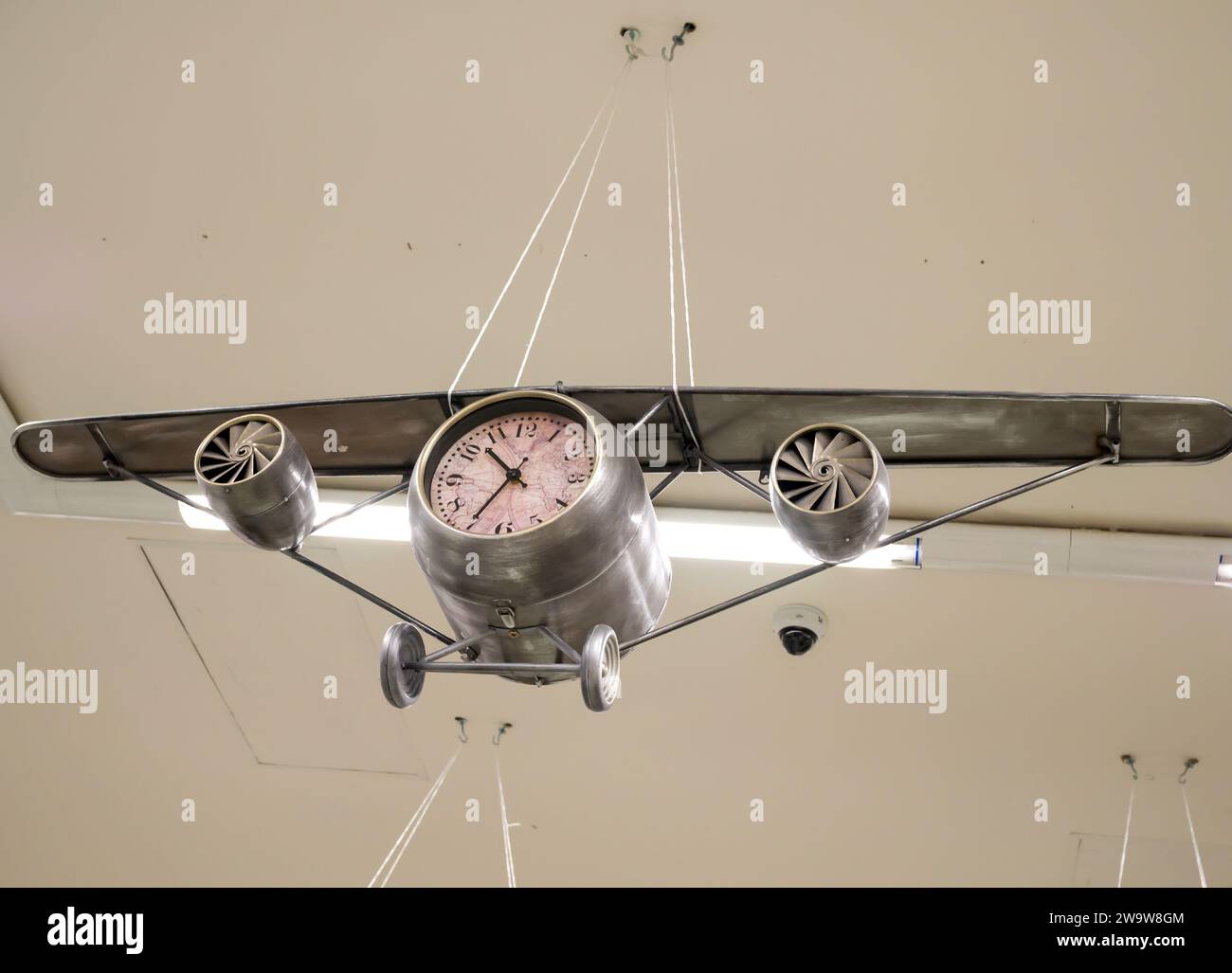 Voronezh - Russia, 25 dicembre 2022: Modello aereo con un orologio al posto di un motore Foto Stock