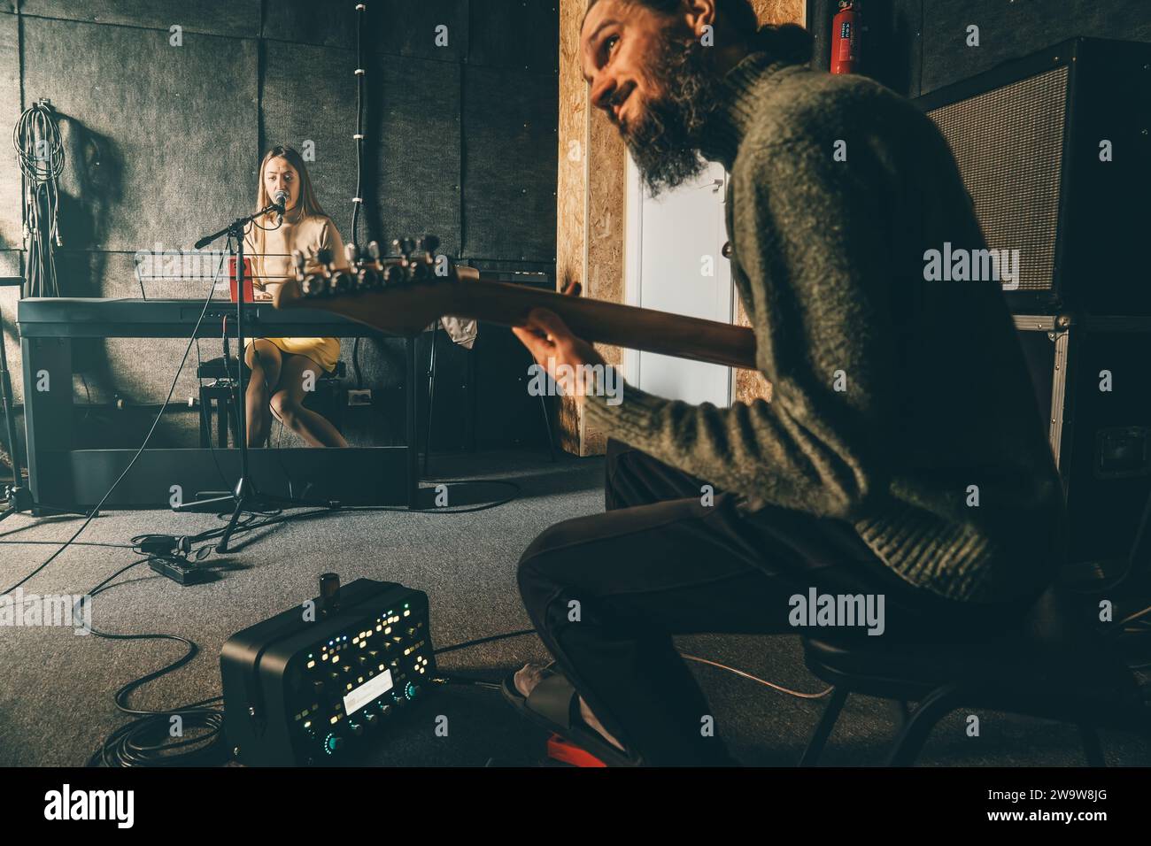 Musicisti che provano in studio di registrazione audio. Ripetizione della band musicale. Foto Stock