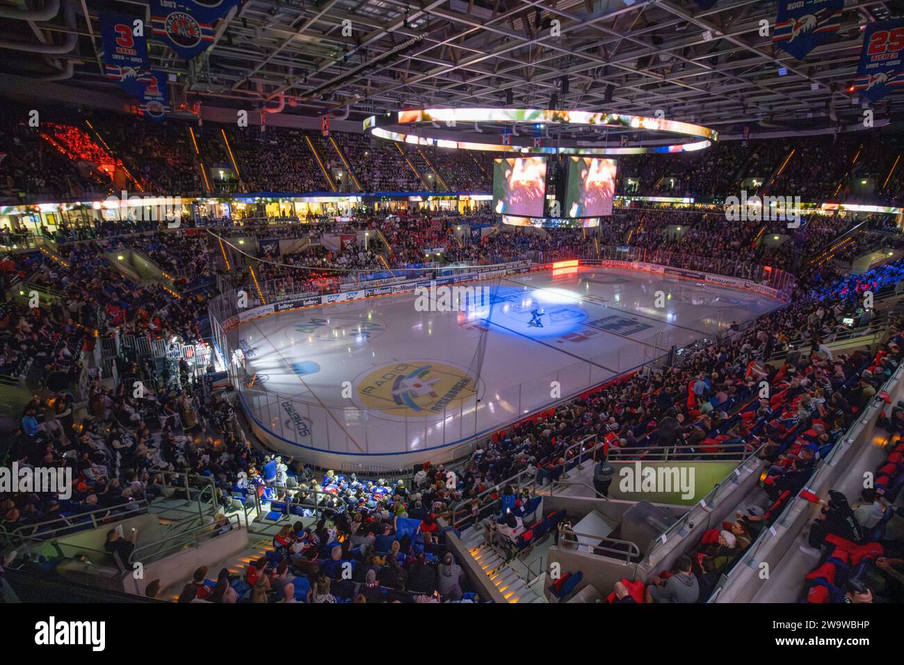 SAP Arena tutto esaurito alla partita tra Adler Mannheim e i Cologne Sharks nel DEL. I giochi natalizi sono tradizionalmente molto ben atten Foto Stock