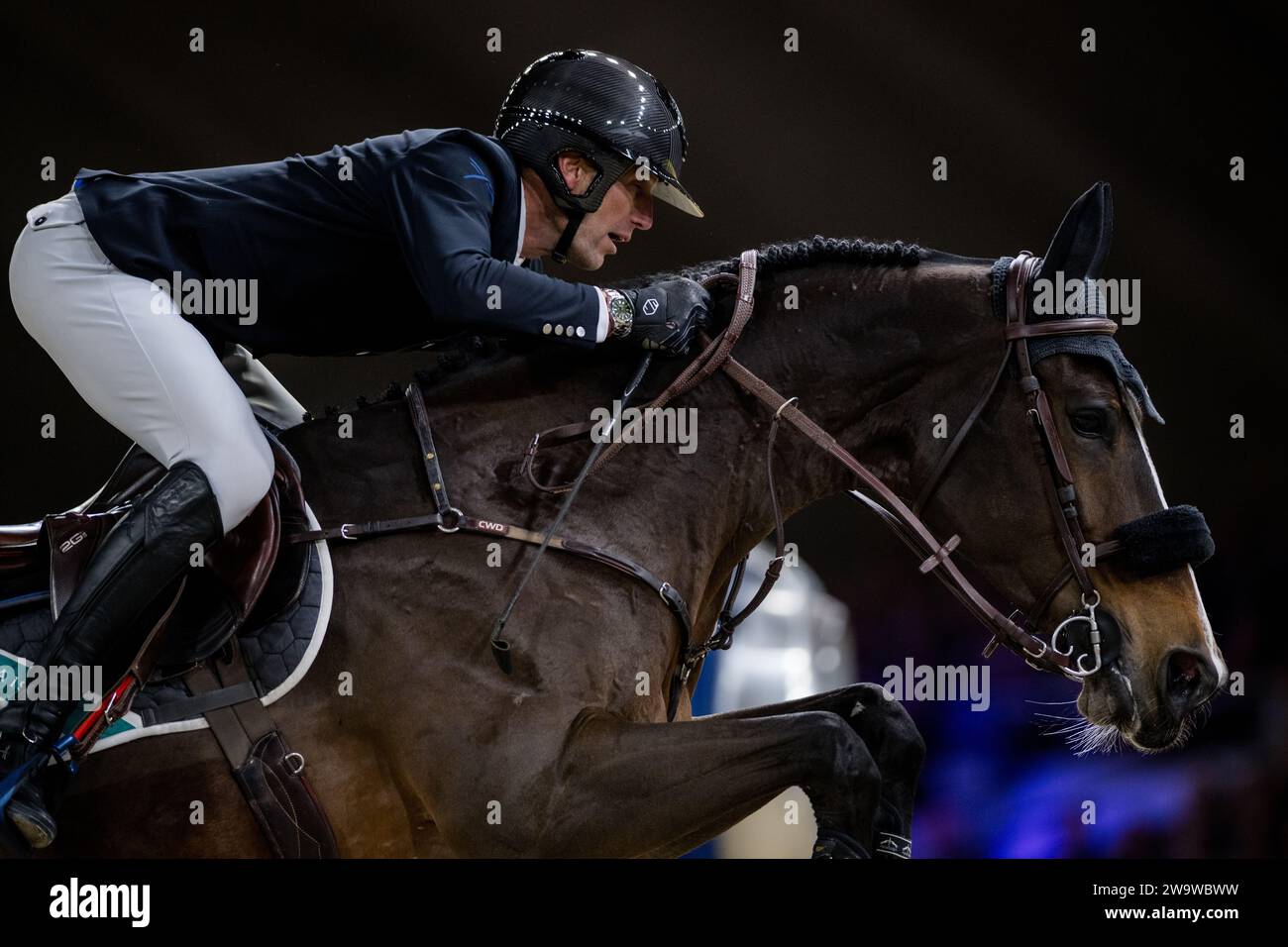 Mechelen, Belgio. 30 dicembre 2023. Il pilota Kevin Staut con Visconti du Telman raffigurato in azione durante la gara di salto della Coppa del mondo FEI presso l'evento equestre 'Vlaanderens Kerstjumping - Memorial Eric Wauters' a Mechelen sabato 30 dicembre 2023. BELGA PHOTO JASPER JACOBS Credit: Belga News Agency/Alamy Live News Foto Stock