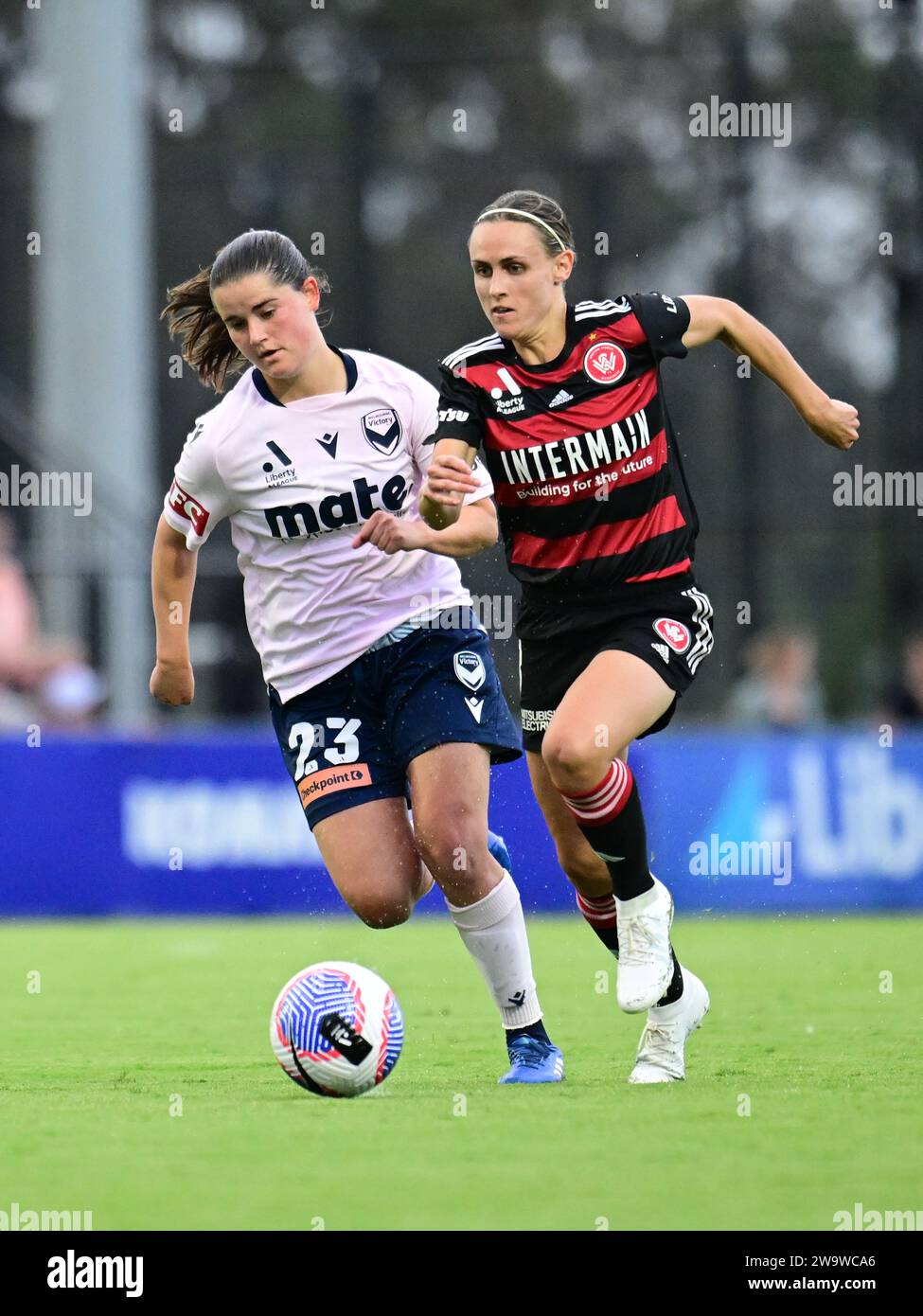 Rooty Hills, Australia. 30 dicembre 2023. Rachel Georgia Wehl Lowe (L) del Melbourne Victory FC e Olivia Margaret Price (R) del Western Sydney Wanderers FC è vista in azione durante la partita della stagione femminile A-League 2023/24 round 10 tra Western Sydney Wanderers FC e Melbourne Victory FC tenutasi al Wanderers Football Park. Punteggio finale; Western Sydney Wanderers 2:0 Melbourne Victory FC. Credito: SOPA Images Limited/Alamy Live News Foto Stock