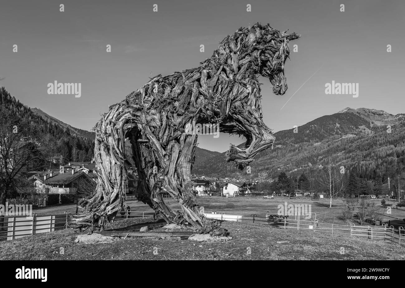 Il grande cavallo di legno dell'artista Marco Martalar a Strembo, paese della provincia di Trento, Trentino alto Adige, Italia settentrionale, Europa, Foto Stock