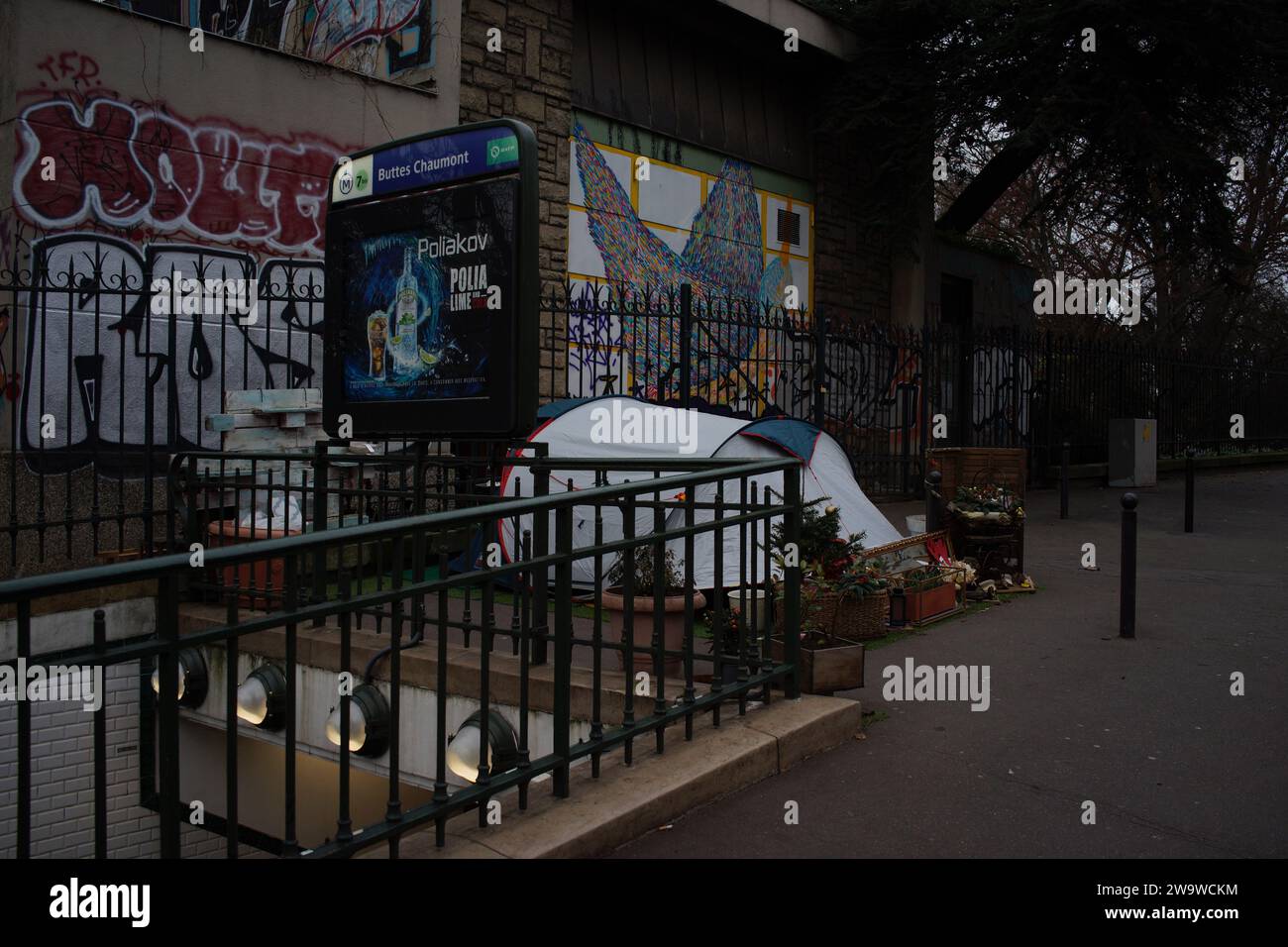 Rifugio per senzatetto: Buttes Chaumont, tenda quechua su marciapiede, metropolitana Buttes-Chaumont, rue Botzaris 75019, Parigi, Francia - dicembre 2024 Foto Stock