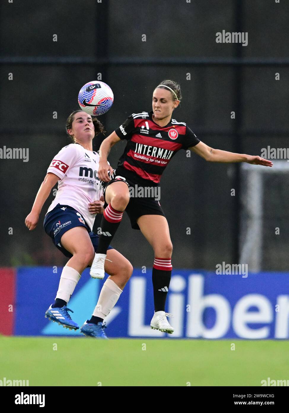 Rooty Hills, Australia. 30 dicembre 2023. Rachel Georgia Wehl Lowe (L) del Melbourne Victory FC e Olivia Margaret Price (R) del Western Sydney Wanderers FC sono visti in azione durante la partita della stagione femminile A-League 2023/24 round 10 tra Western Sydney Wanderers FC e Melbourne Victory FC tenutasi al Wanderers Football Park. Punteggio finale; Western Sydney Wanderers 2:0 Melbourne Victory FC. (Foto di Luis Veniegra/SOPA Images/Sipa USA) credito: SIPA USA/Alamy Live News Foto Stock