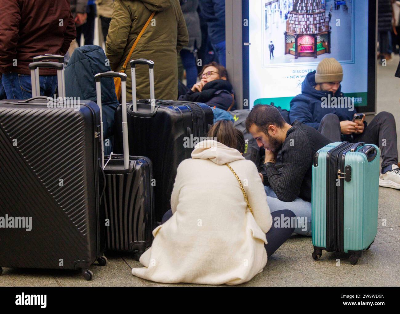 Londra, Regno Unito. 30 dicembre 2023. Tutti i treni Eurostar da St Pancras sono stati cancellati a causa di un problema di infrastruttura. Ci sono state delle inondazioni nel tunnel della Manica. Molte persone sono rimaste bloccate. Alcuni sono in lacrime. Oggi non ci sono più treni per Parigi, Bruxelles o Amsterdam, causando il caos dei viaggi per molte persone. Alcune famiglie potrebbero non tornare a casa per Capodanno. Crediti: Mark Thomas/Alamy Live News Foto Stock