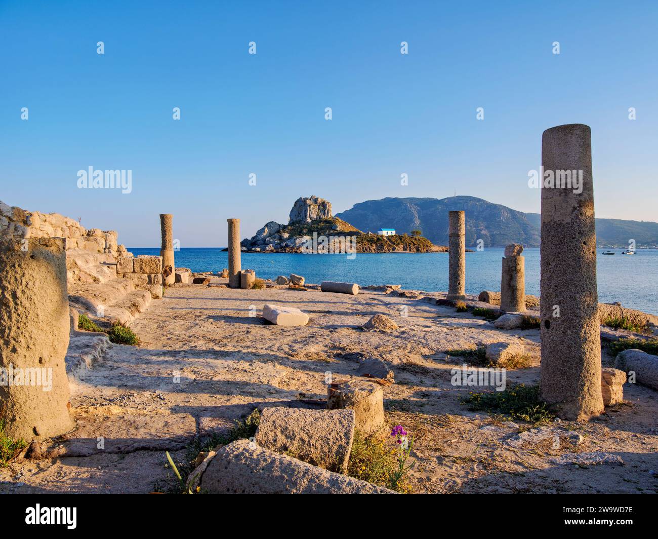 St Rovine della basilica di Stefanos e isola di Kastri al tramonto, spiaggia di Agios Stefanos, isola di Kos, Dodecaneso, Grecia Foto Stock