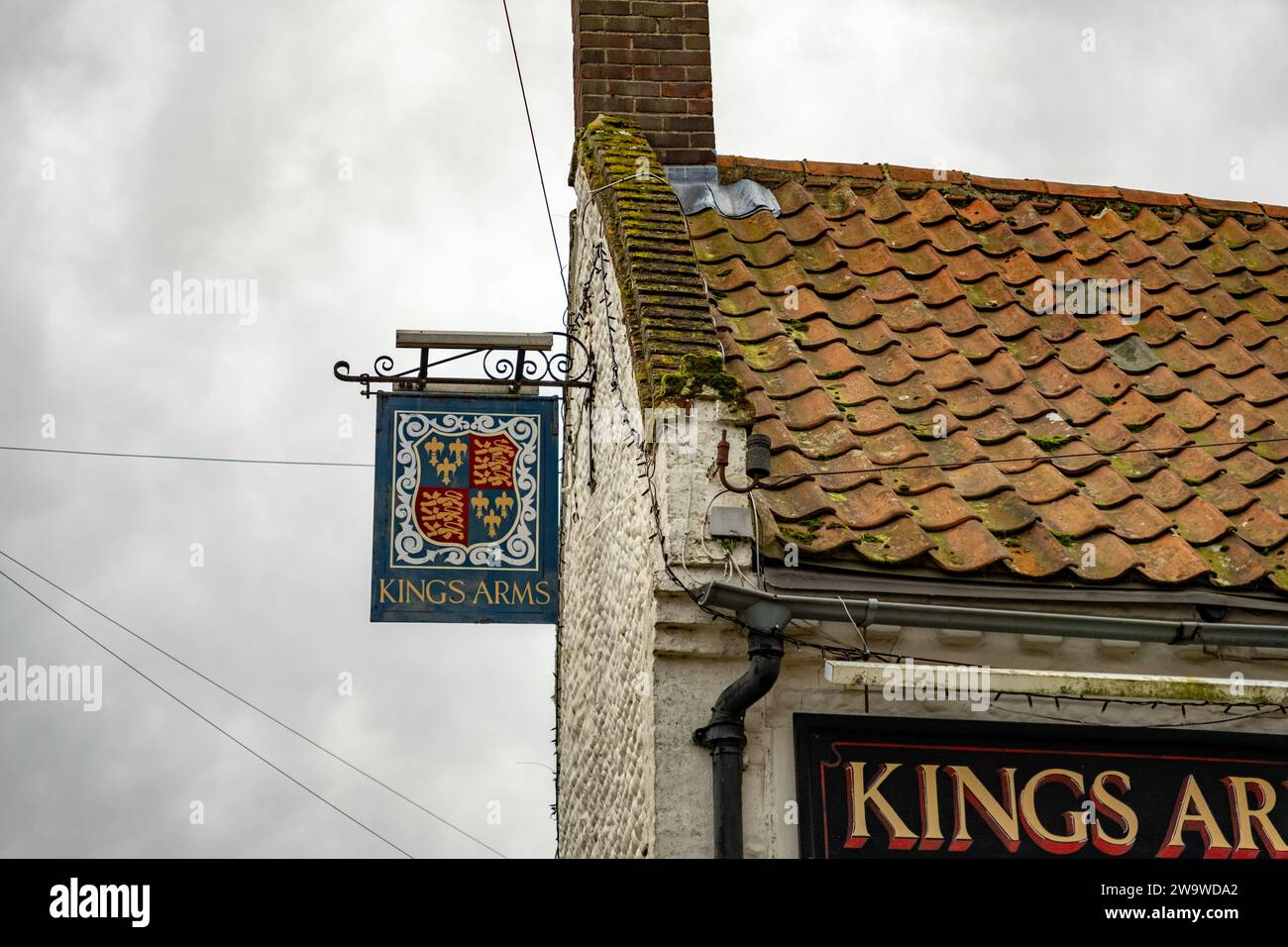 Blakeney, Norfolk, Regno Unito – dicembre 29 2023. L'insegna esterna sul pub Kings Arms nel villaggio balneare di Blakeney Foto Stock