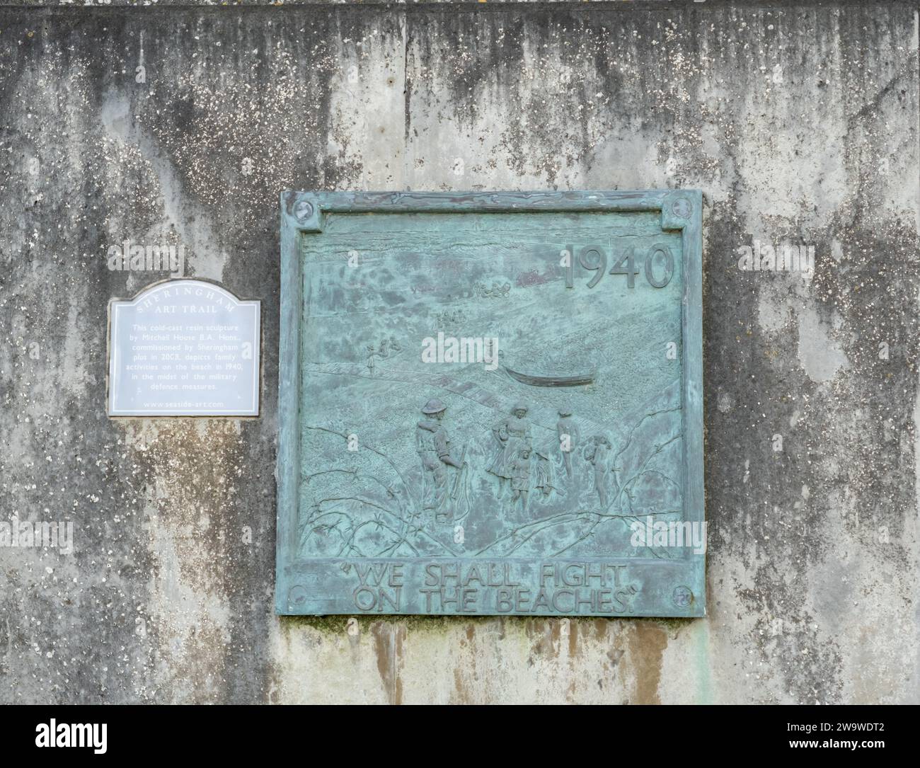 Sheringham, Norfolk, Regno Unito – dicembre 29 2023. La targa commemorativa della seconda guerra mondiale sul muro del mare Foto Stock