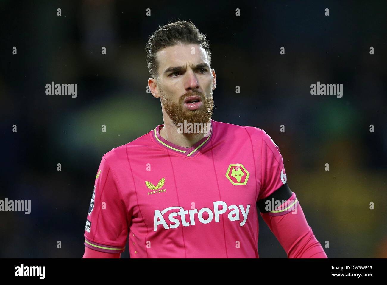 Wolverhampton, Regno Unito. 30 dicembre 2023. Jose sa, il portiere dei Wolverhampton Wanderers guarda. Partita di Premier League, Wolverhampton Wanderers contro Everton al Molineux Stadium di Wolverhampton, Inghilterra, sabato 30 dicembre 2023. Questa immagine può essere utilizzata solo per scopi editoriali. Solo per uso editoriale, foto di Chris Stading/Andrew Orchard fotografia sportiva/Alamy Live news credito: Andrew Orchard fotografia sportiva/Alamy Live News Foto Stock