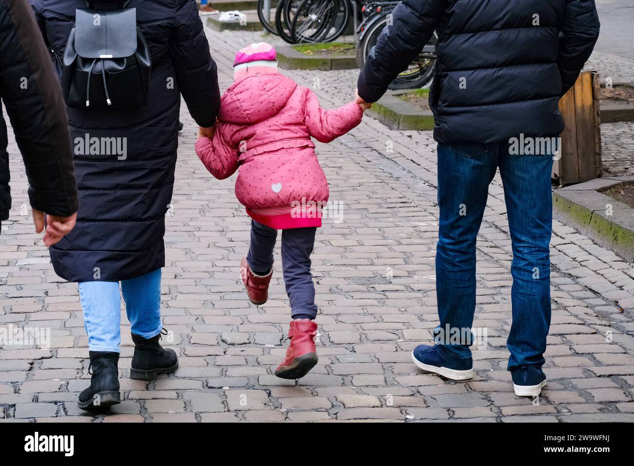 Düsseldorf 30.12.2023 Familie Vater Mutter Kind Kleinkind Alterspyramide Rentenloch Nachwuchs Generationenkonflikt Kindergeld Rentensystem Altersrente Kindergarten Kita Kindertagesstätte Kindergrundsicherung Elterngeld Düsseldorf Nordrhein-Westfalen Deutschland **** Düsseldorf 30 12 2023 famiglia padre madre figlio età bambino piramide deficit pensionistico progenie generazione conflitto bambino regime pensionistico pensione di vecchiaia asilo asilo nido prestazioni di base per figli assegno parentale Düsseldorf Renania settentrionale-Vestfalia Germania Foto Stock