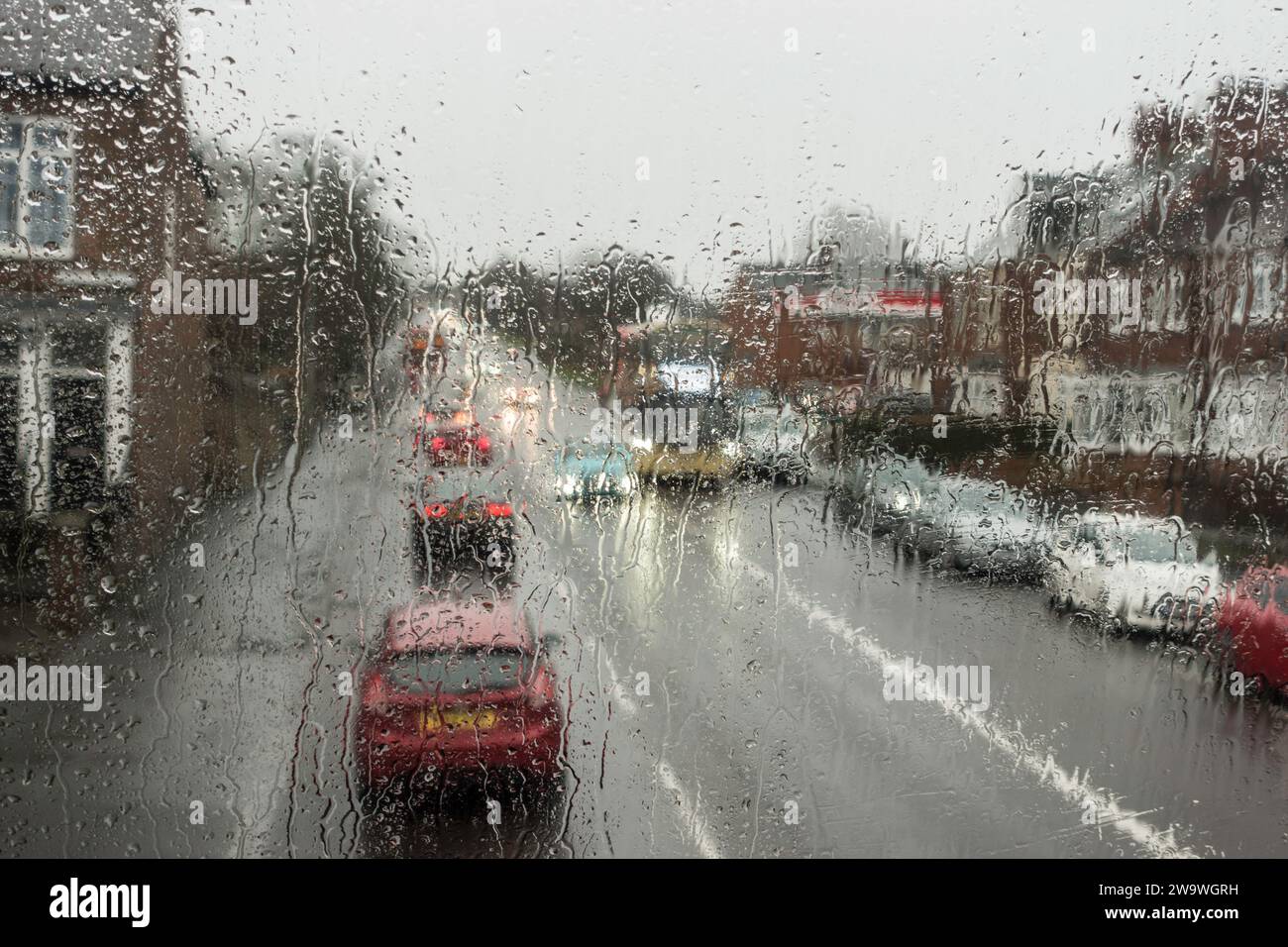 Meteo britannico Gateshead 30 dicembre 2023 pioggia intensa vista da una finestra dell'autobus su Sheriff Hill, Gateshead, Tyne and Wear, Inghilterra, Regno Unito Foto Stock