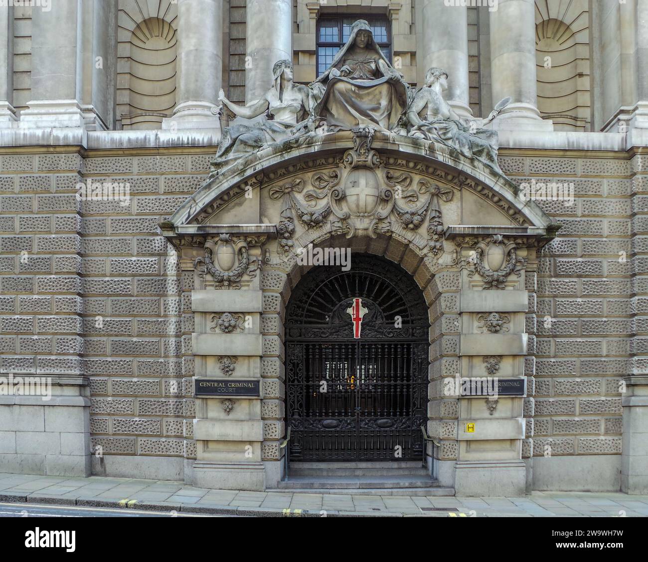 Old Bailey, Londra, Regno Unito - 21 aprile 2014: L'ingresso alla Corte penale centrale di Inghilterra e Galles, comunemente chiamata Old Bailey. Foto Stock