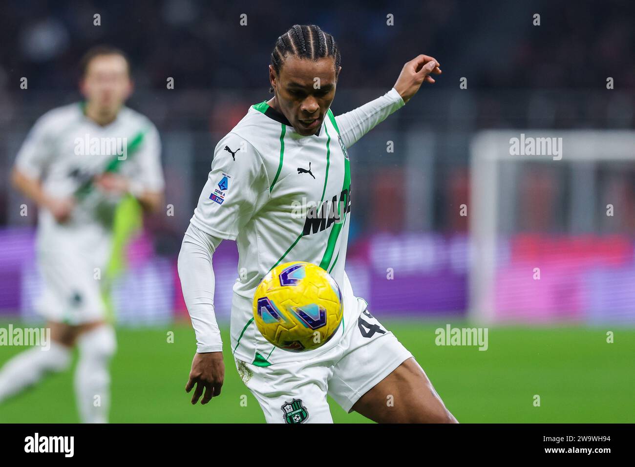 Milano, Italia. 30 dicembre 2023. Armand Lauriente di US Sassuolo è stato visto in azione durante la partita di serie A 2023/24 tra AC Milan e US Sassuolo allo Stadio San Siro, Milano, Italia il 30 dicembre 2023 Credit: Independent Photo Agency/Alamy Live News Foto Stock