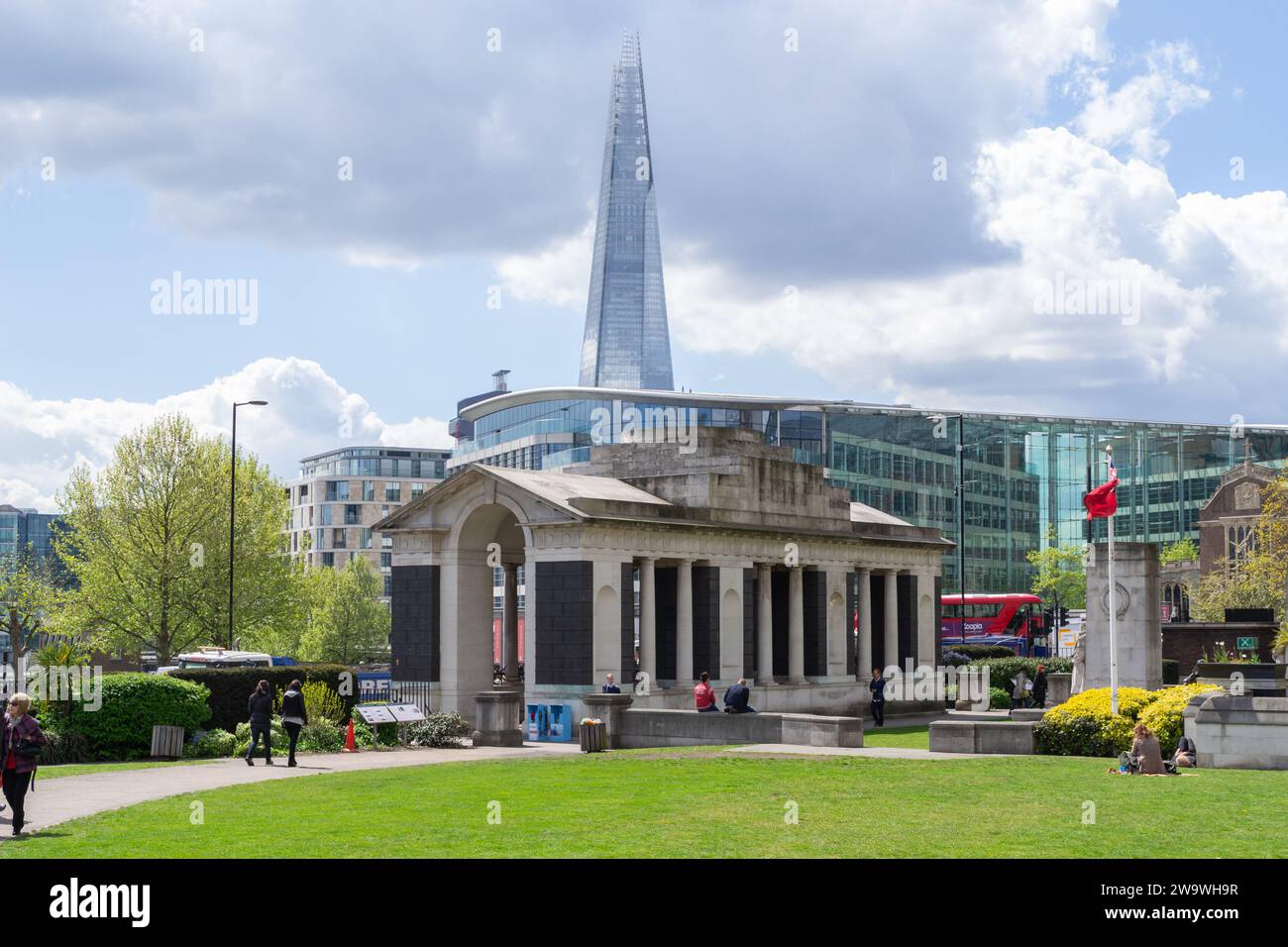 Tower Hill, Londra - 30 aprile 2015: I Trinity Square Gardens con il Tower Hill Memorials e l'edificio Shard sullo sfondo. Foto Stock