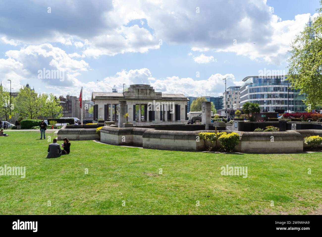 Tower Hill, Londra - 30 aprile 2015: I Trinity Square Gardens con i Tower Hill Memorials. Foto Stock