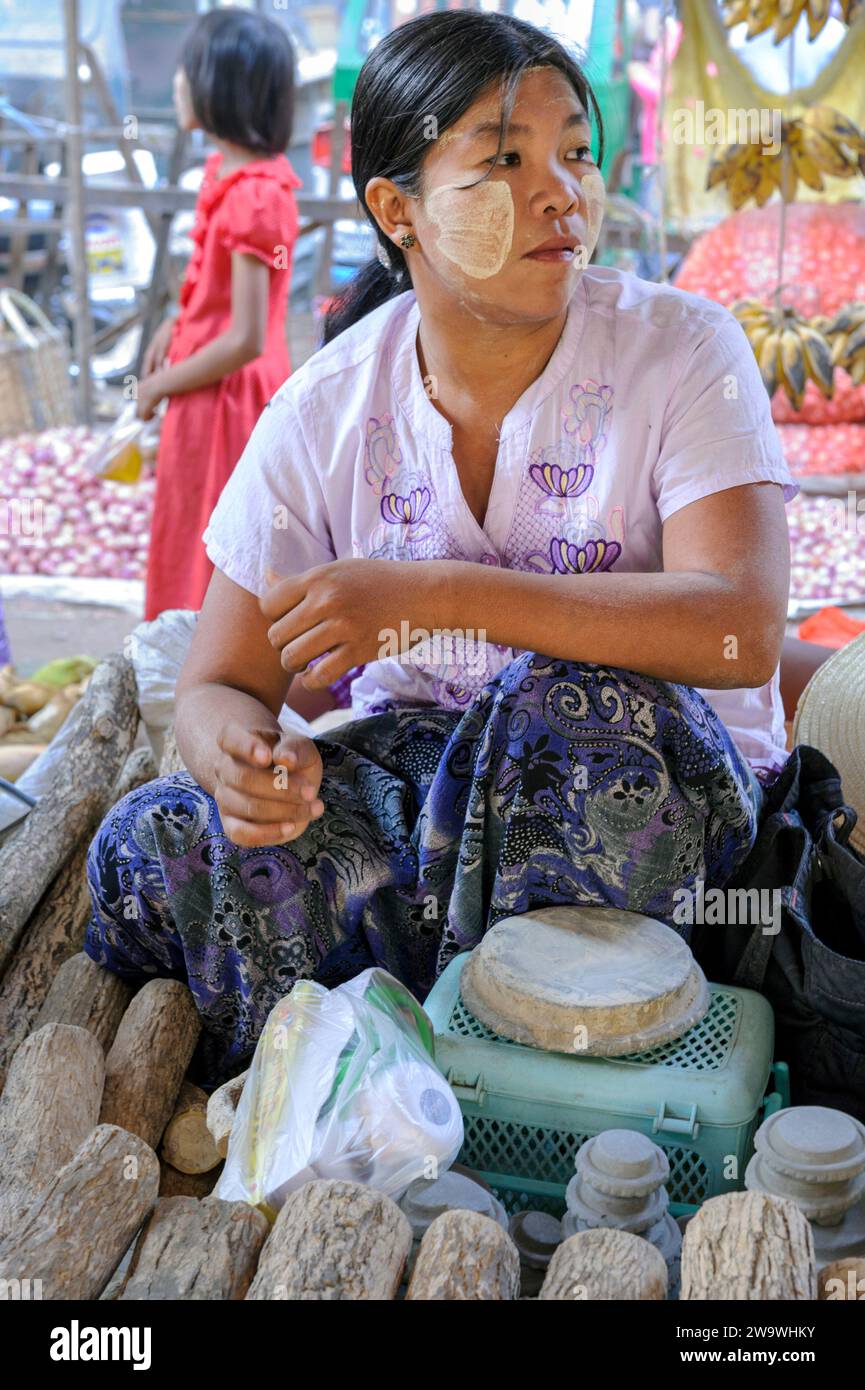 Donna che vende crema di thanaka e tronchi al mercato Nyaung U (Nyaung Oo) (mani Sithu) a Nyaung U, vicino a Bagan Myanmar (Birmania) Foto Stock