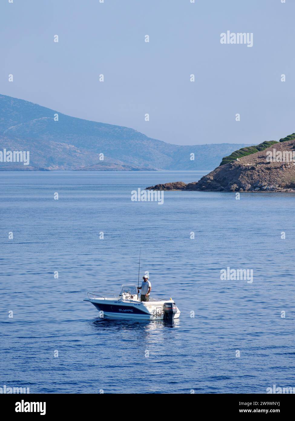Uomo che pesca lungo la costa dell'isola di Arkoi, Dodecaneso, Grecia Foto Stock