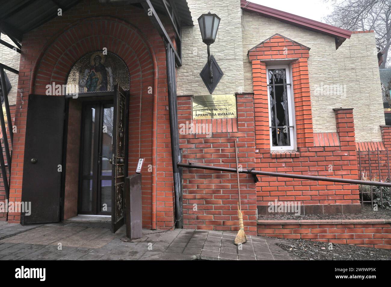 Non esclusiva: ODESA, UCRAINA - 29 DICEMBRE 2023 - Una chiesa danneggiata dal fuoco di razzi russi, Odesa, Ucraina meridionale Foto Stock