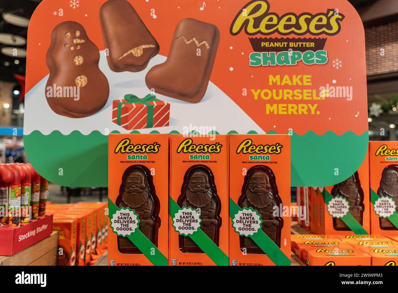 Hershey. Pennsylvania - 8 dicembre 2023: Hershey Reese's Peanut Butter Shapes in mostra al Chocolate World Retail Store. Foto Stock