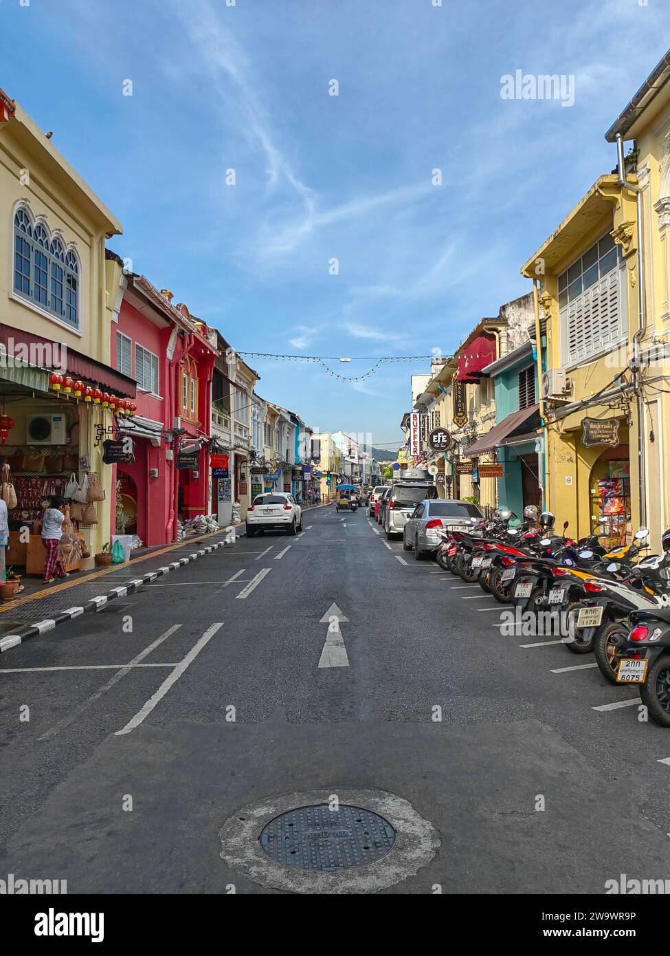 La strada principale della città vecchia di Phuket, con case colorate in stile coloniale Foto Stock