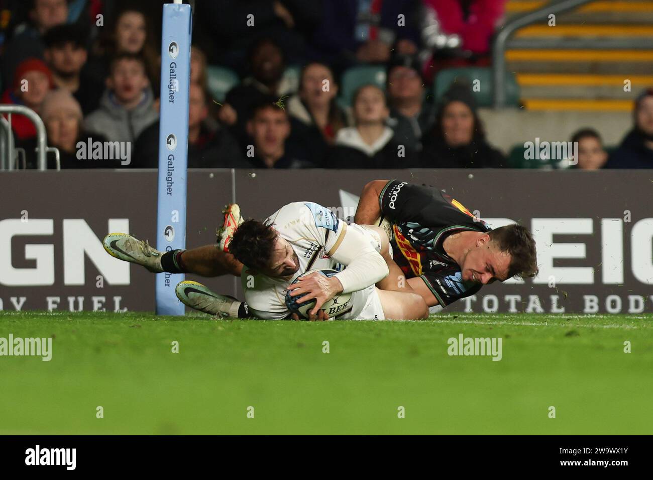 Twickenham, Regno Unito. 30 dicembre 2023. Jonny May del Gloucester Rugby ottiene una consolazione cercando di ottenere il punteggio 32-26 durante il Gallagher Premiership Rugby Match tra Harlequins e Gloucester al Twickenham Stadium, Twickenham, Regno Unito, il 30 dicembre 2023. Foto di Ken Sparks. Solo per uso editoriale, licenza necessaria per uso commerciale. Nessun utilizzo in scommesse, giochi o pubblicazioni di un singolo club/campionato/giocatore. Credito: UK Sports Pics Ltd/Alamy Live News Foto Stock