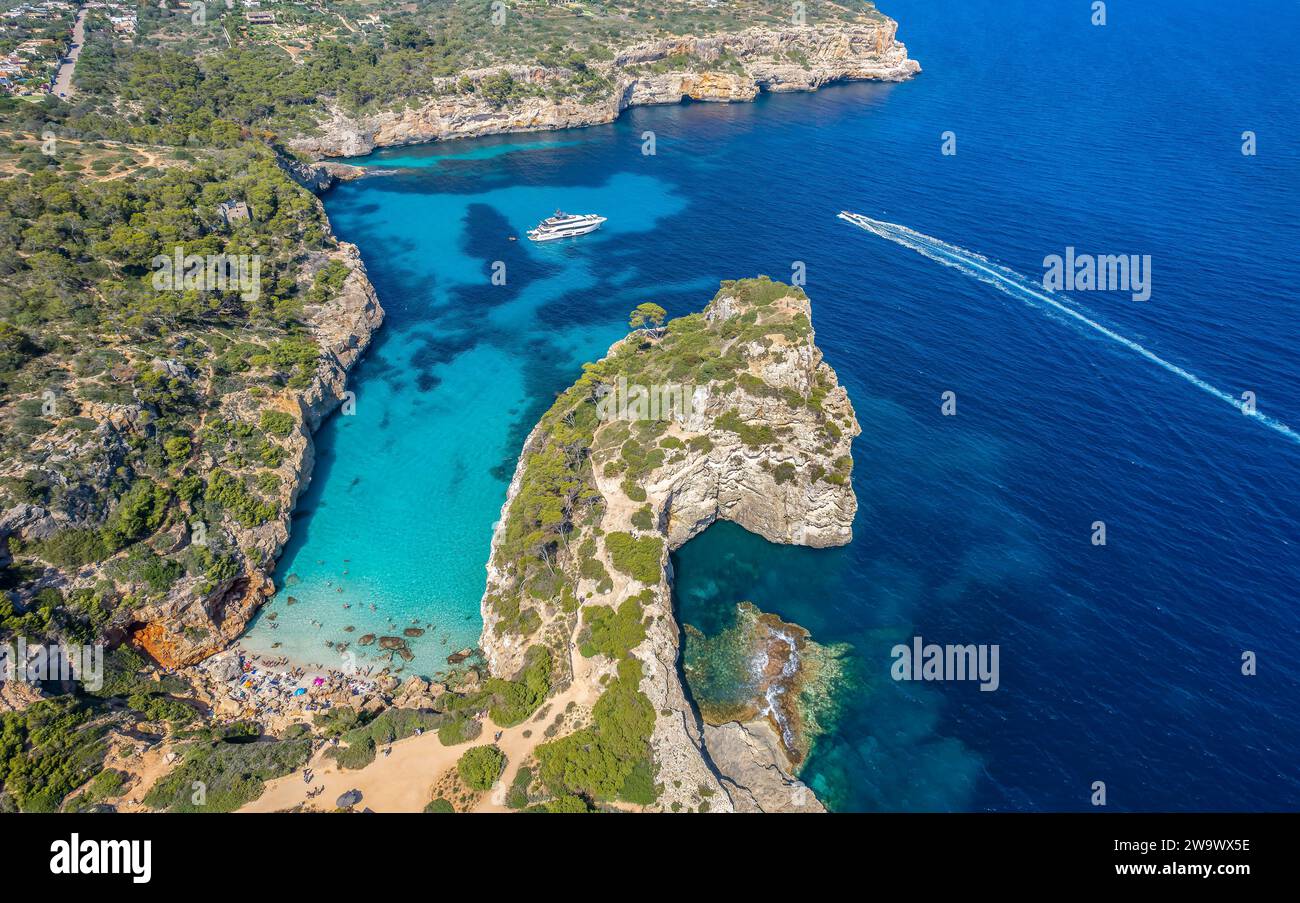 Vista aerea con calo des Moro, un angolo appartato di paradiso con scogliere mozzafiato e acque cristalline, perfetto per una fuga idilliaca a Maiorca Foto Stock