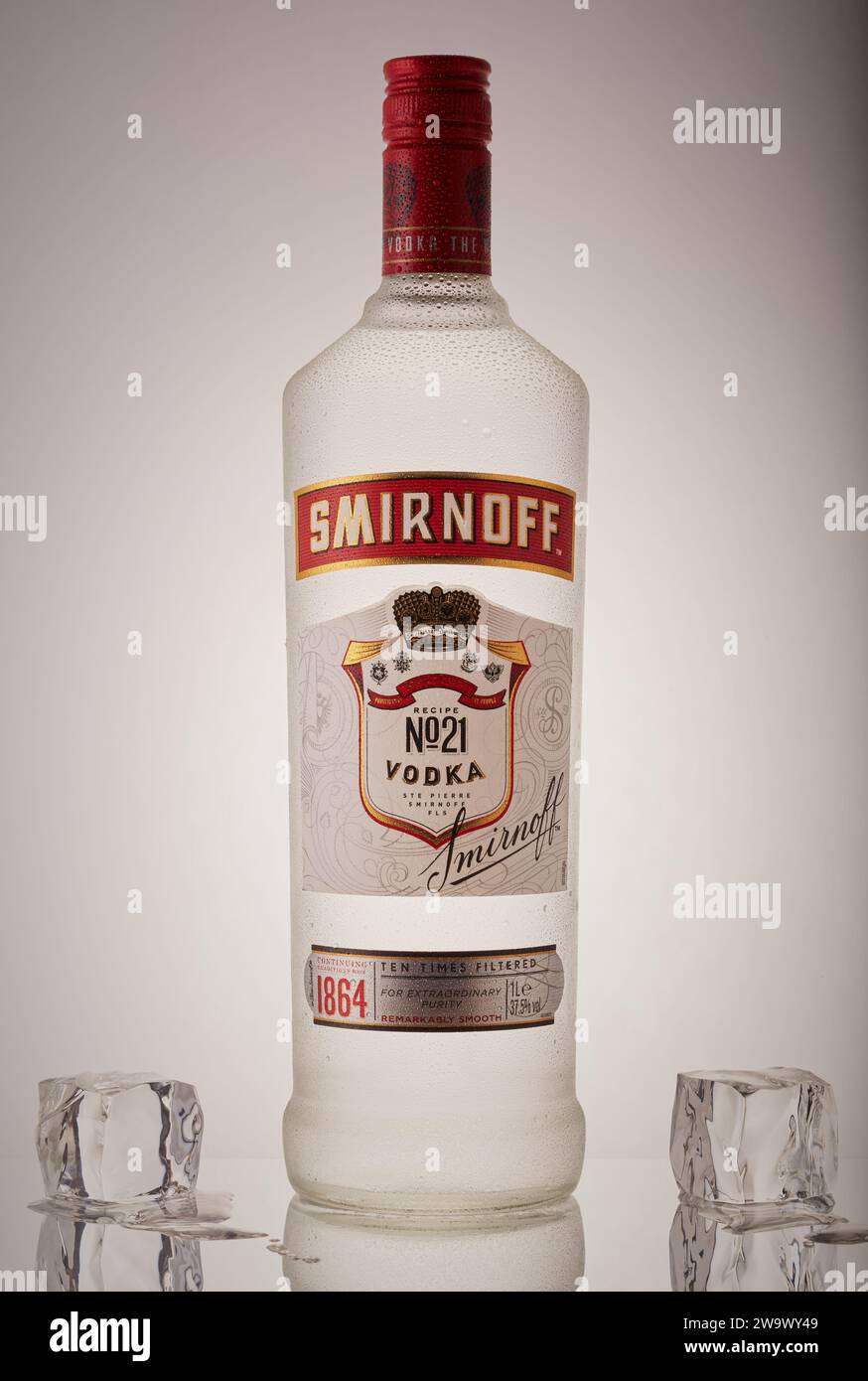 Mansfield, Nottingham, Regno Unito, 30 dicembre 2023: Immagine del prodotto Studio di una bottiglia di Smirnoff Vodka, questa vodka è prodotta da Diageo. Foto Stock