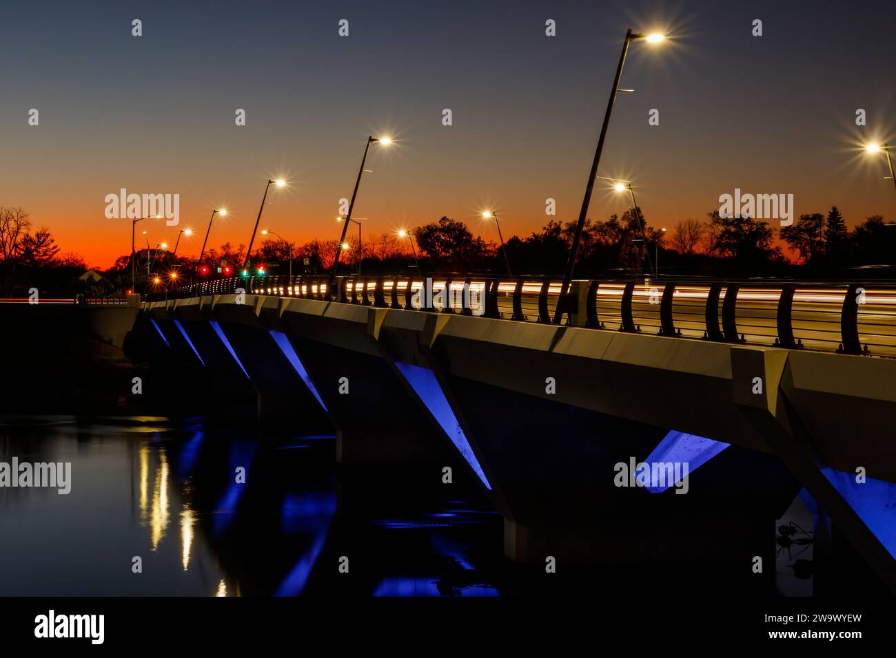 Sentieri leggeri al crepuscolo. Stewart Street Bridge, Dayton, Ohio, USA. Foto Stock