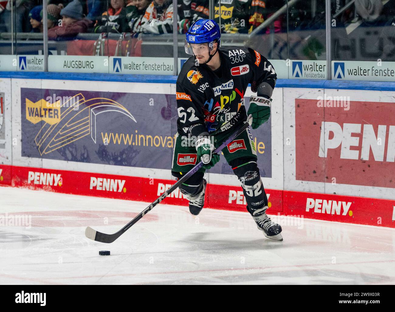 Augusta, Deutschland. 30 dicembre 2023. Otto Rantakari (Augsburger Panther, n. 52). Augsburger Panther gegen Schwenninger Wild Wings, Eishockey, DEL, 33. Spieltag, Saison 2023/2024, 30.12.2023. Foto: Eibner-Pressefoto/Heike Feiner Credit: dpa/Alamy Live News Foto Stock