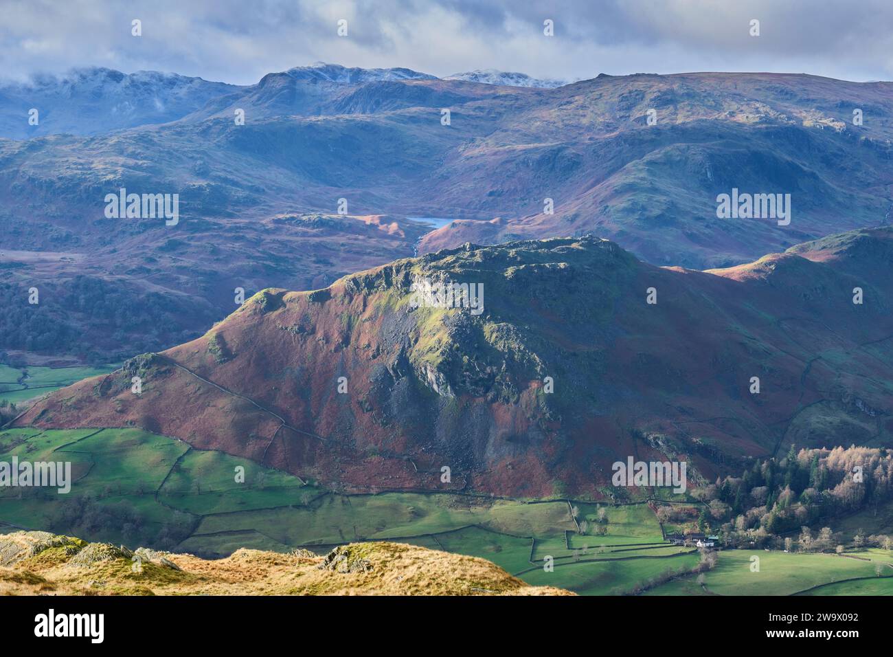 Helm Crag, Easedale Tarn e Bowfell viste da Great Rigg, Grasmere, Lake District, Cumbria Foto Stock