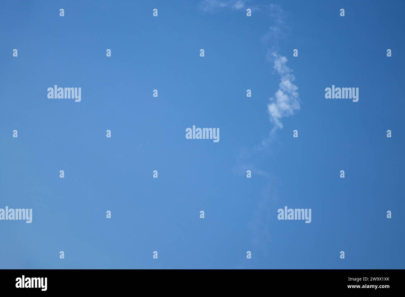 Il lavoro della difesa aerea Ucraina nel cielo, una traccia nel cielo dalla difesa aerea sulla città di Dnepr in Ucraina durante un attacco missilistico, la prima guerra mondiale Foto Stock