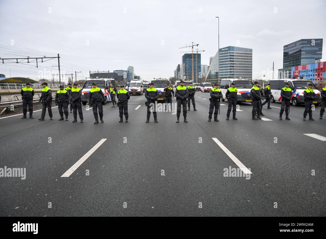 Amsterdam, Paesi Bassi, 30 dicembre, 2023.la ribellione dell'estinzione ha bloccato l'autostrada A10 per protestare contro gli investimenti di ING in progetti inquinanti. La polizia ha rimosso e arrestato alcune centinaia di persone.credito:Pmvfoto / Alamy Live News Foto Stock