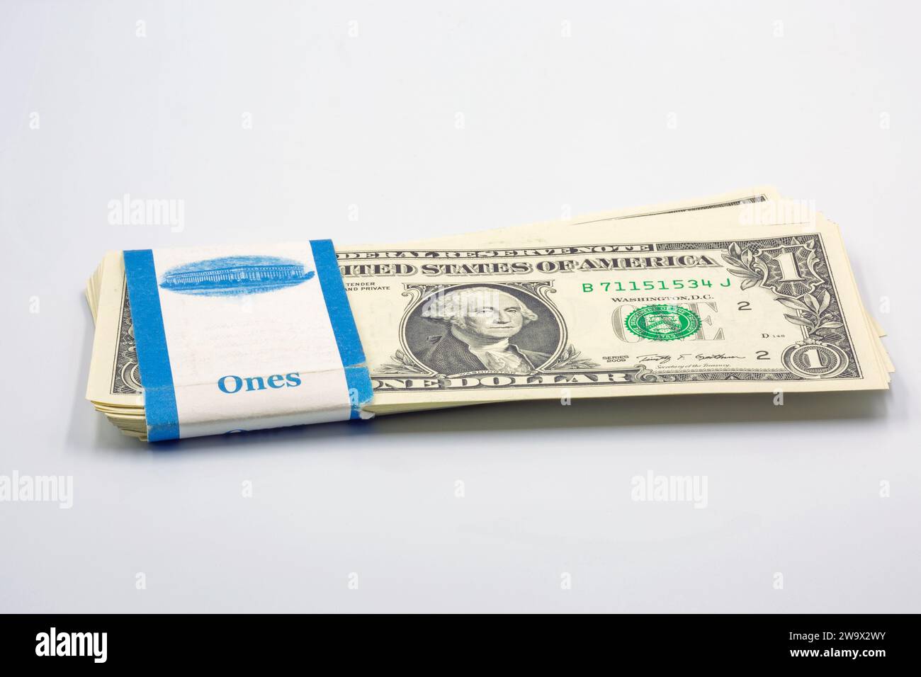 pila di banconote da un dollaro in primo piano sulla confezione della banca su bianco Foto Stock