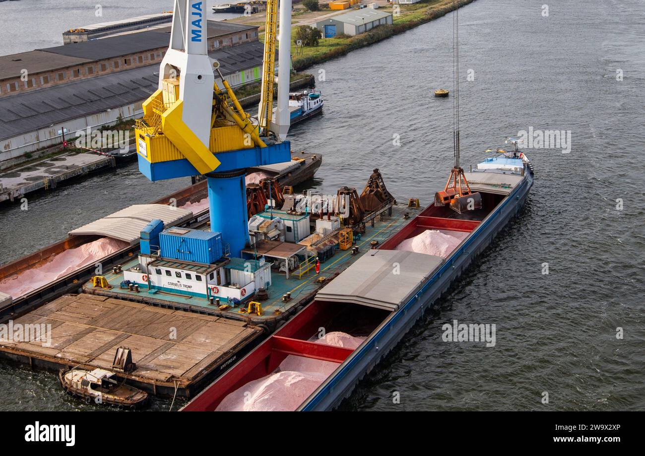 Vista dall'alto della grande nave da carico caricata con materiali sfusi da gru in un porto, Amsterdam Foto Stock