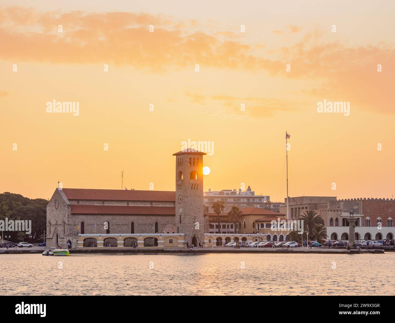 Vista verso la Chiesa dell'Annunciazione della Theotokos o Chiesa Evangelismos al tramonto, Rodi, Isola di Rodi, Dodecaneso, Grecia Foto Stock