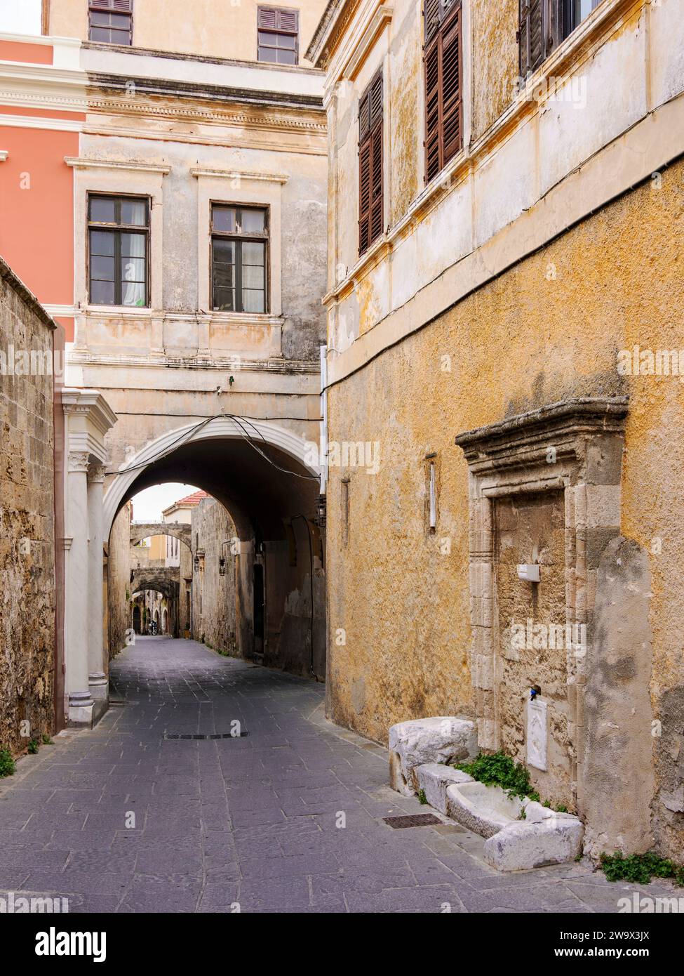 Via del centro storico medievale, Rodi, Isola di Rodi, Dodecaneso, Grecia Foto Stock