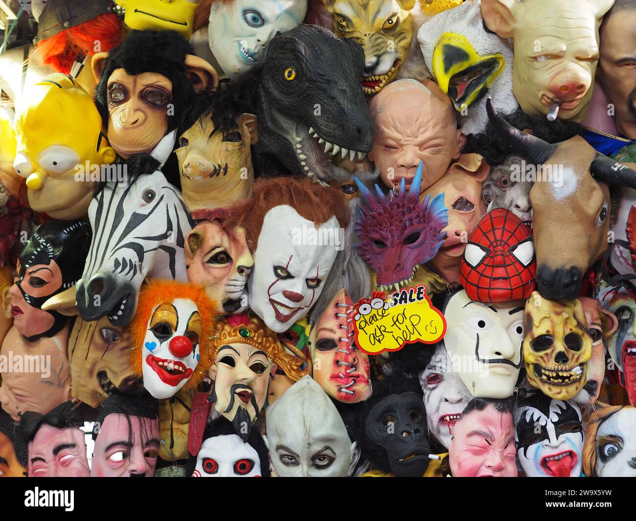 Inquietanti maschere horror in gomma su un muro nel mercato di Sydney Foto Stock