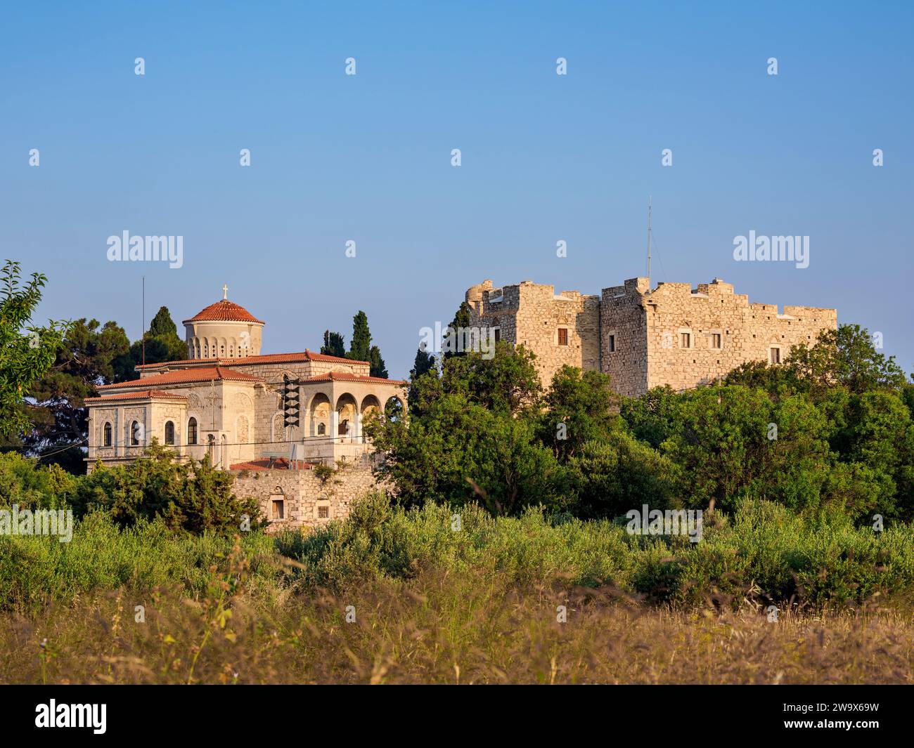 Chiesa della Trasfigurazione di Cristo Salvatore e il Castello di Lykourgos Logothetis, Pitagoreio, Isola di Samo, Egeo settentrionale, Grecia Foto Stock