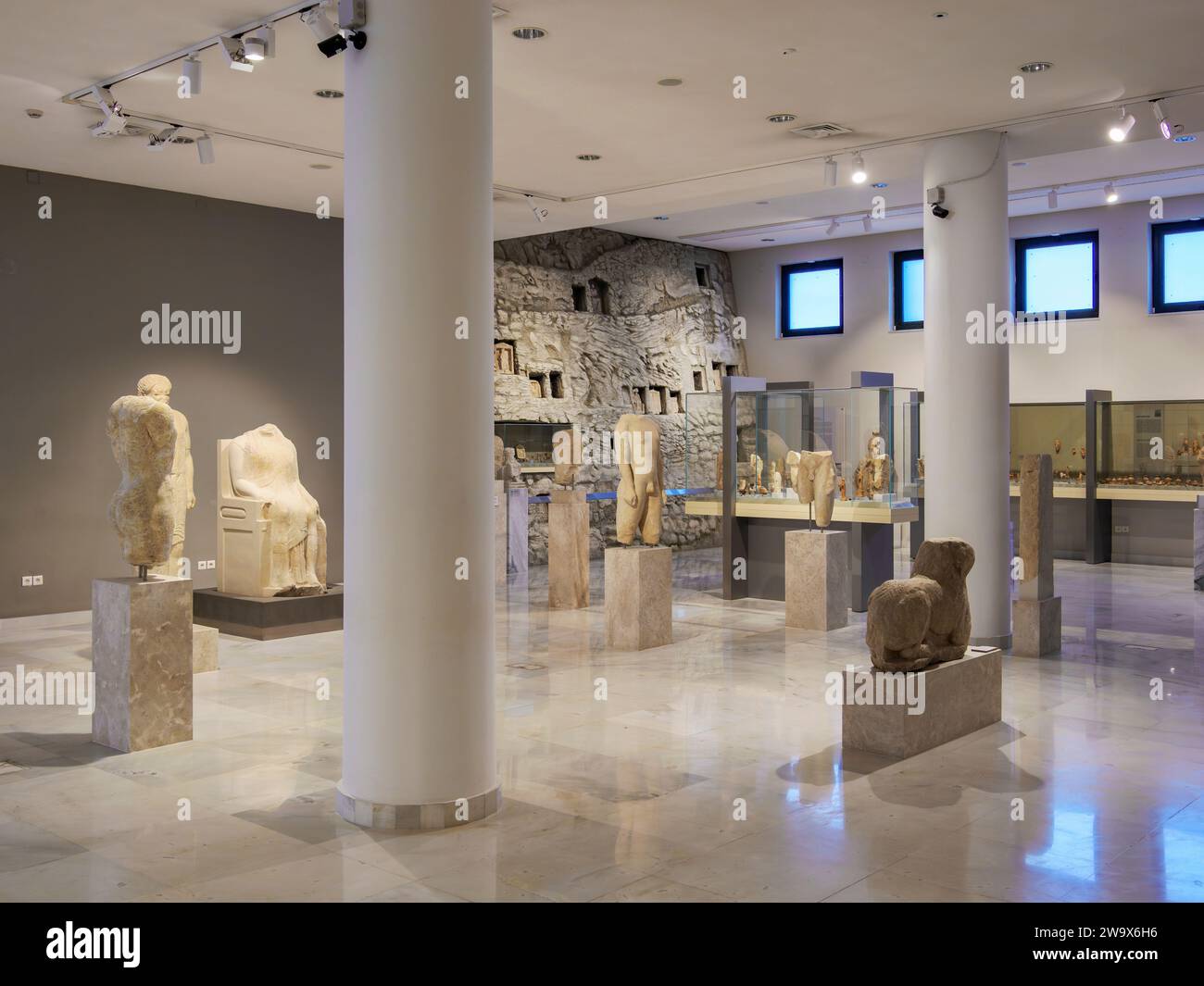 Sculture al Museo Archeologico, interni, Pitagorio, Isola di Samo, Egeo settentrionale, Grecia Foto Stock