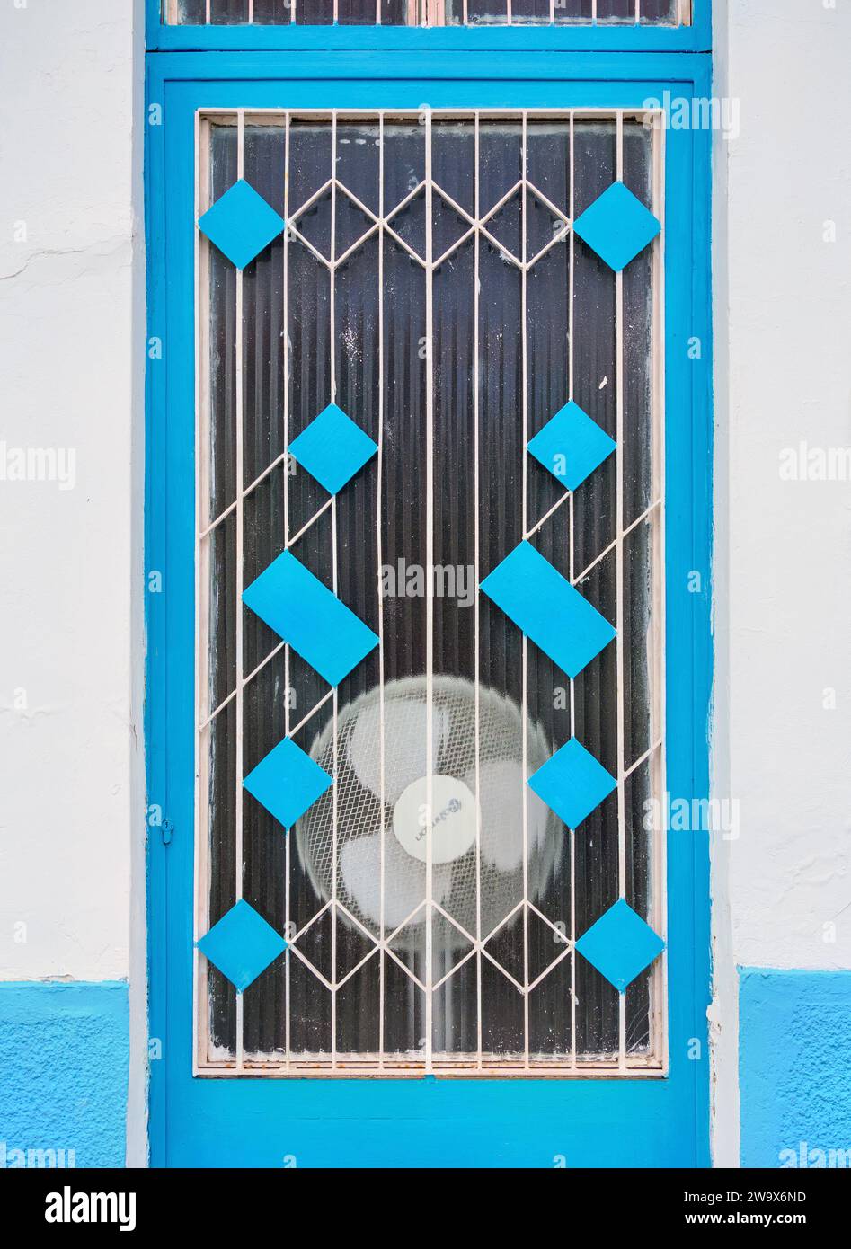 Ventilatore elettrico dietro la porta blu, Pagondas, Isola di Samos, Egeo del Nord, Grecia Foto Stock