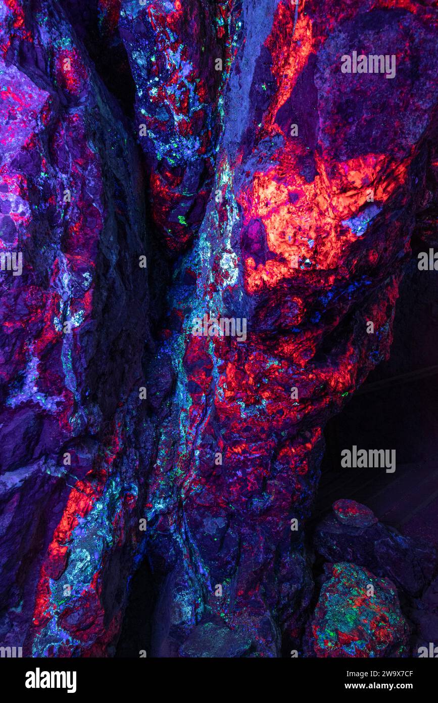Minerali fluorescenti all'interno della miniera di Hull, Castle Dome, Arizona Foto Stock