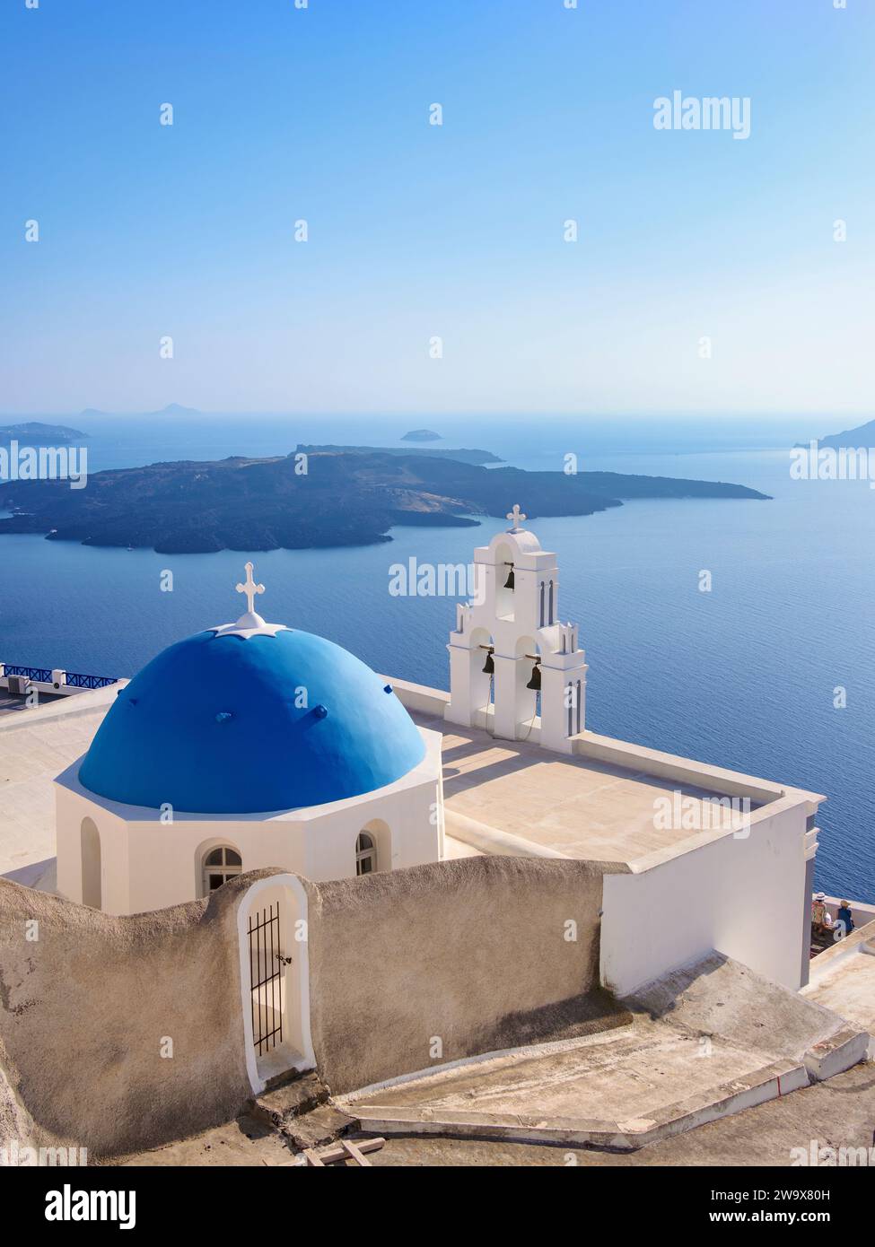 Tre campane di Fira, iconica chiesa con cupola blu, Fira, Santorini o Thira, Cicladi, Grecia Foto Stock