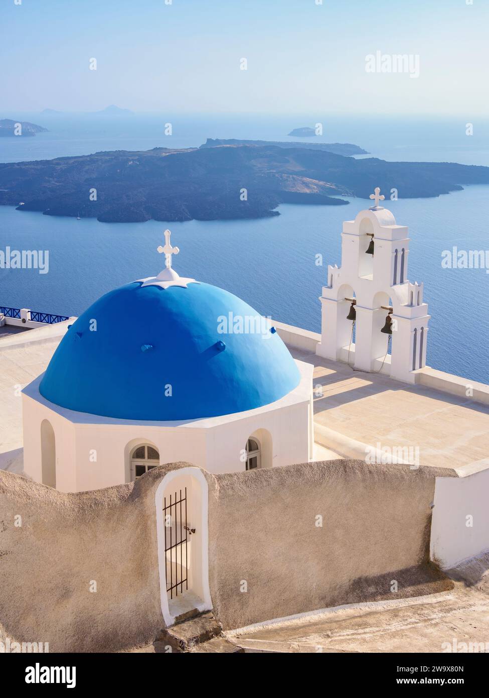 Tre campane di Fira, iconica chiesa con cupola blu, Fira, Santorini o Thira, Cicladi, Grecia Foto Stock