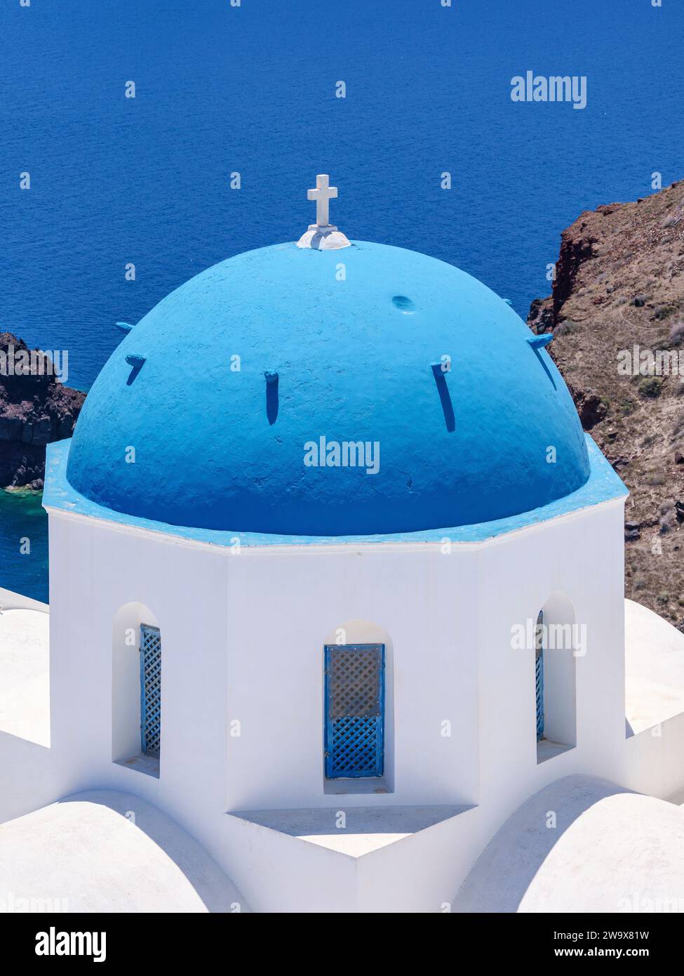Iconica chiesa a cupola blu della Resurrezione del Signore, villaggio di Oia, Santorini o isola di Thira, Cicladi, Grecia Foto Stock