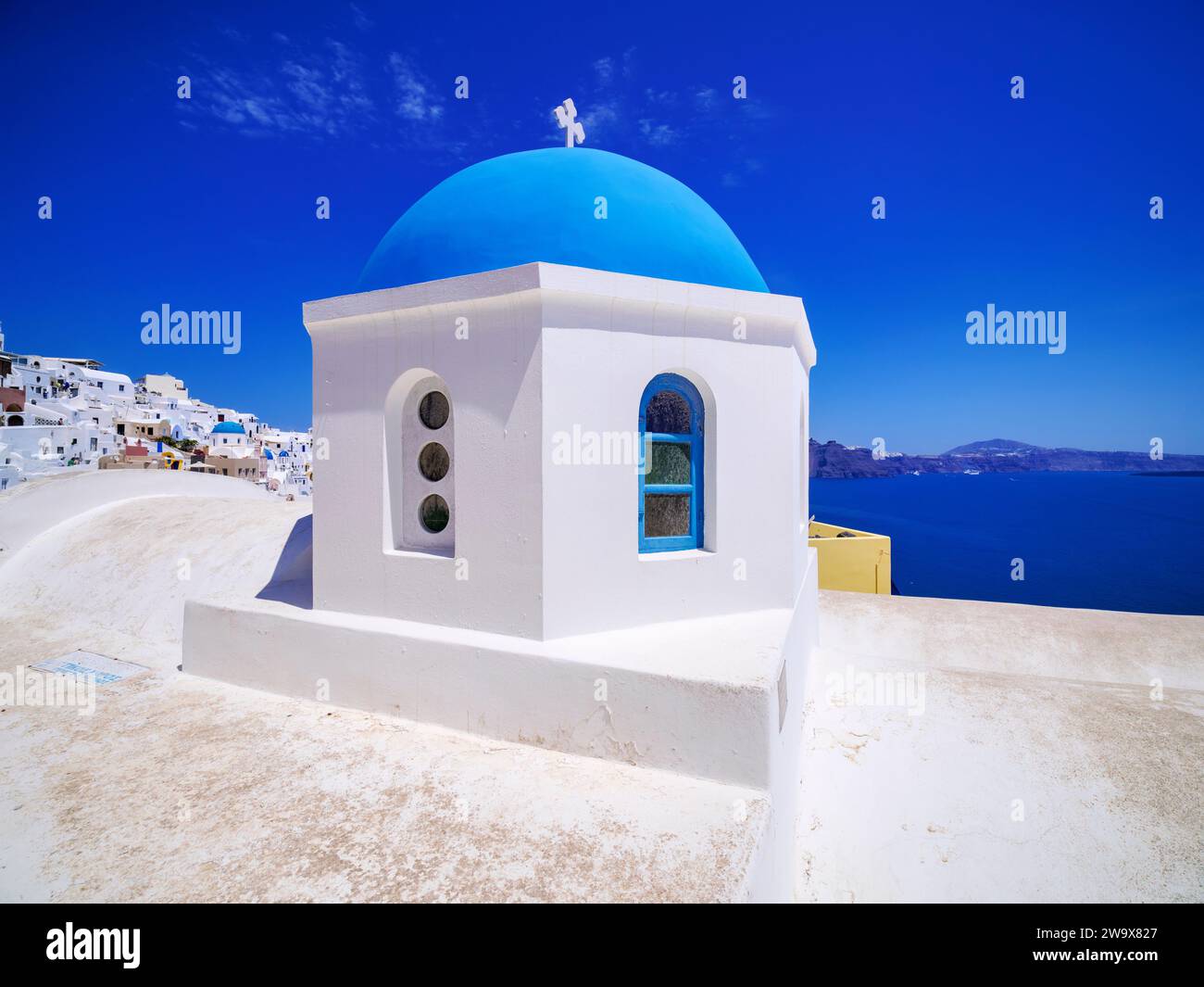 Iconica chiesa con cupola blu di Agios Nikolaos, villaggio di Oia, Santorini o isola di Thira, Cicladi, Grecia Foto Stock